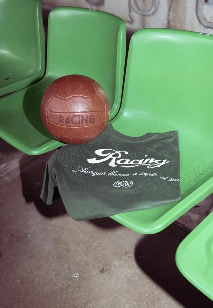 Camiseta verde «Racing» y balón de cuero en la grada, cápsula con el Racing de Santander
