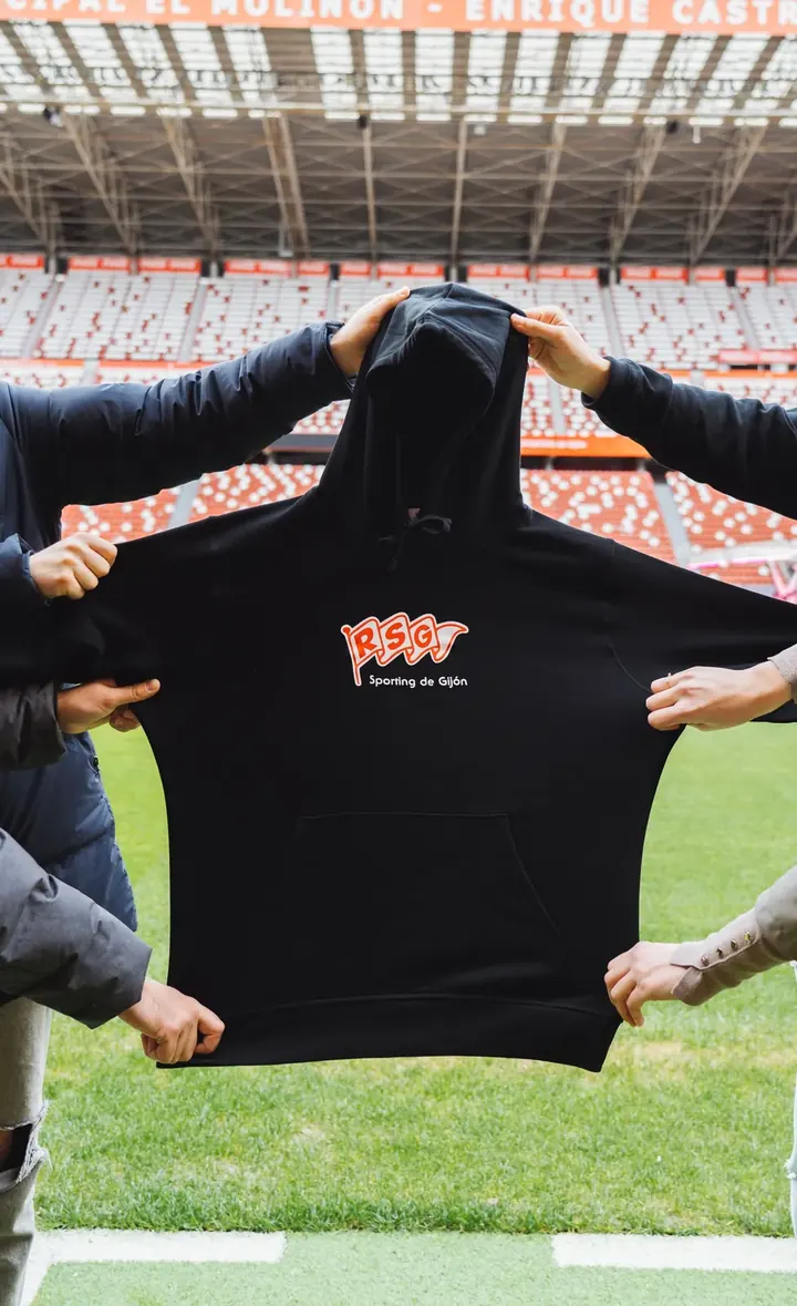 Sudadera negra con capucha de la cápsula de invierno del Sporting de Gijón, en El Molinón