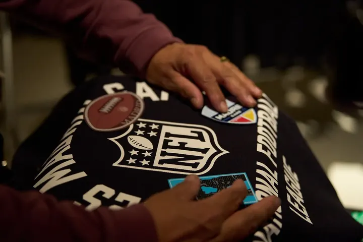 Chaqueta negra de la NFL con parches personalizados para el partido en el Bernabéu