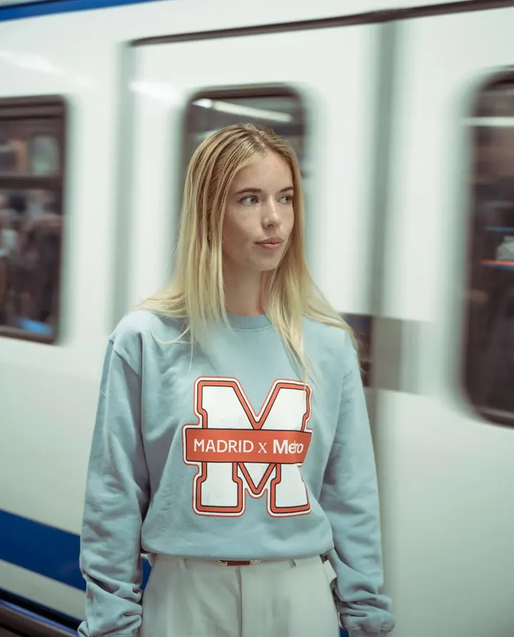 Chica con la sudadera «Madrid x Metro» en un andén del Metro de Madrid