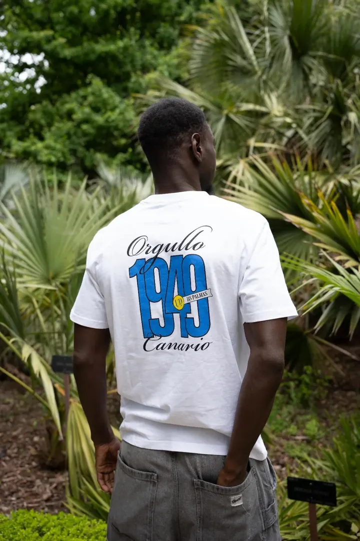 Camiseta blanca con «Orgullo Canario 1949» en la espalda, cápsula con la UD Las Palmas